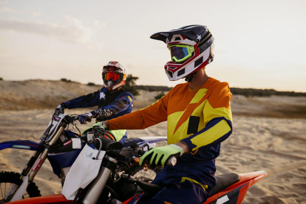 Zwei Motorradfahrer mit Helm